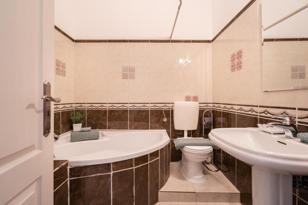 K10 - Kazinczy Street Heritage Suite - Best Location By Bqa Βουδαπέστη Εξωτερικό φωτογραφία